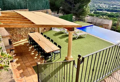 Piscina en o cerca de Casa Mas Ambros con piscina desbordante