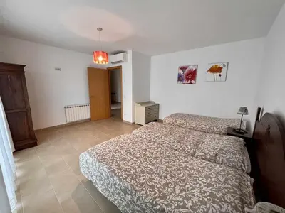 Cama o camas de una habitación en Casa Mas Ambros con piscina desbordante