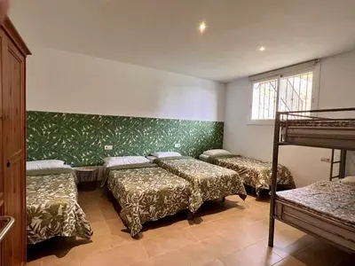 Cama o camas de una habitación en Casa Mas Ambros con piscina desbordante