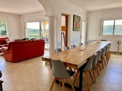 Zona de estar de Casa Mas Ambros con piscina desbordante