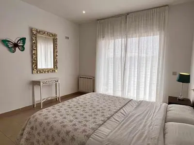 Cama o camas de una habitación en Casa Mas Ambros con piscina desbordante