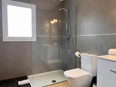 Un baño de Casa Mas Ambros con piscina desbordante