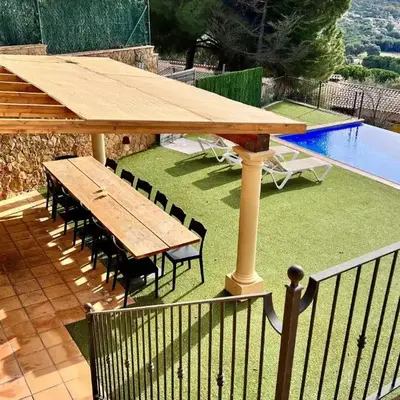 Casa Mas Ambros con piscina desbordante