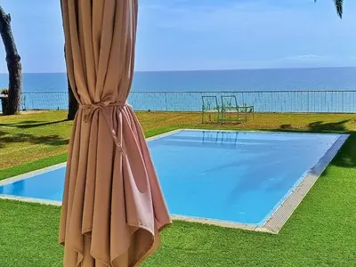 Piscina en o cerca de Preciosa casa al borde de un acantilado