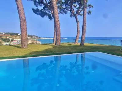 Piscina en o cerca de Preciosa casa al borde de un acantilado