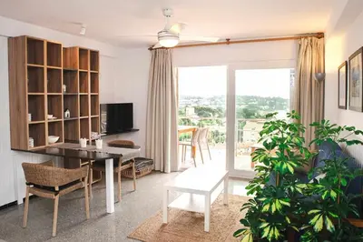 Una televisión o centro de entretenimiento en Vista al mar con piscina en S'Agaró
