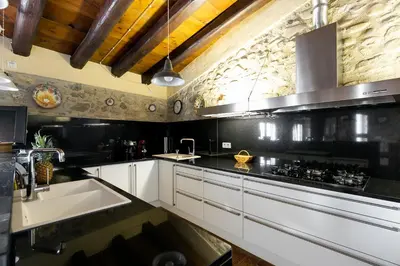 Una cocina o zona de cocina en Masía Mas Sastre con piscina cerca de Girona