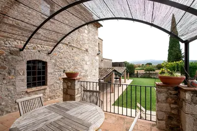Un balcón o terraza de Masía Mas Sastre con piscina cerca de Girona