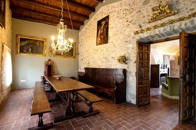 Zona de estar de Masía Mas Sastre con piscina cerca de Girona
