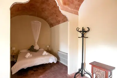 Cama o camas de una habitación en Masía Mas Sastre con piscina cerca de Girona