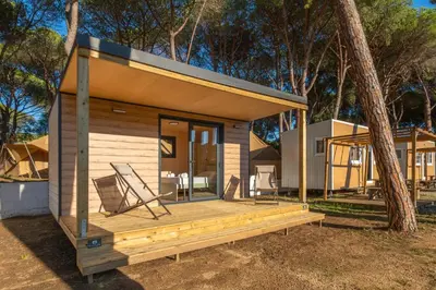 Edificio en el que se encuentra el camping