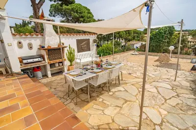 Un patio o zona al aire libre en Valerie's Lux Summer House