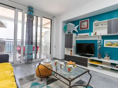 Una televisión o centro de entretenimiento en Apartment Jaume II-3 by Interhome