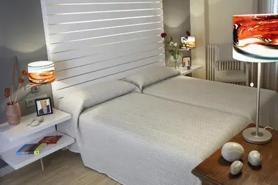 Una televisión o centro de entretenimiento en Hotel Mar de Tasmània - Auto Check-in
