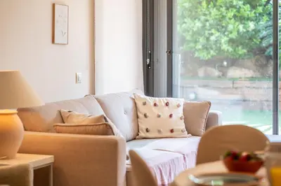 Zona de estar de Charming Garden Apartment en 
