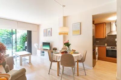 Una cocina o zona de cocina en Charming Garden Apartment en 