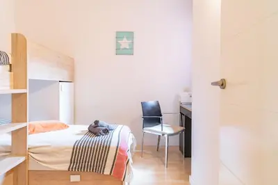 Cama o camas de una habitación en Charming Garden Apartment en 