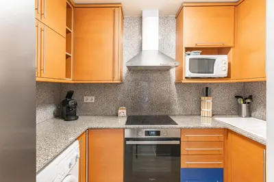 Una cocina o zona de cocina en Charming Garden Apartment en 