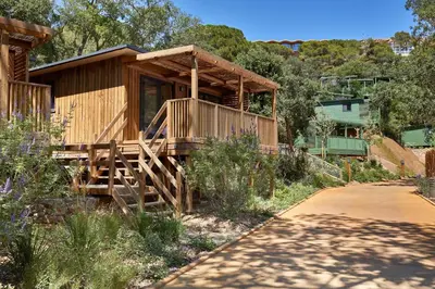 Jardín al aire libre en Camping Cala Pola