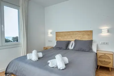 Cama o camas de una habitación en Apartamento de lujo con vistas al mar, a dos minutos de la playa