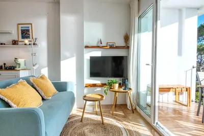 Una televisión o centro de entretenimiento en Apartamento de lujo con vistas al mar, a dos minutos de la playa