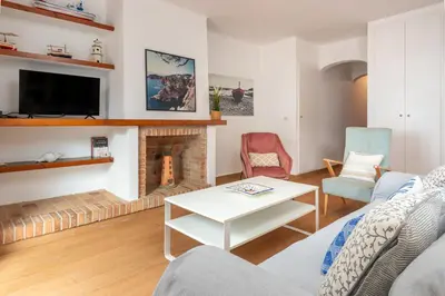 Una televisión o centro de entretenimiento en I Apartamento frente al mar en playa Tamariu