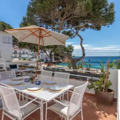 I Apartamento frente al mar en playa Tamariu