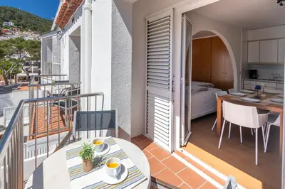 Un balcón o terraza de II Apartamento frente al mar en Tamariu
