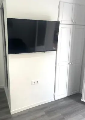Una televisión o centro de entretenimiento en SeaHomes Vacations - HEART OF TOSSA DE MAR