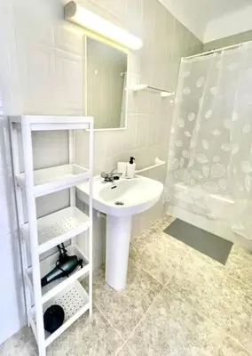 Un baño de SeaHomes Vacations - HEART OF TOSSA DE MAR