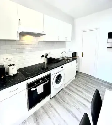 Una cocina o zona de cocina en SeaHomes Vacations - CENTRIC APT TOSSA DE MAR