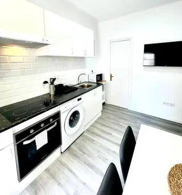 Una cocina o zona de cocina en SeaHomes Vacations - CENTRIC APT TOSSA DE MAR