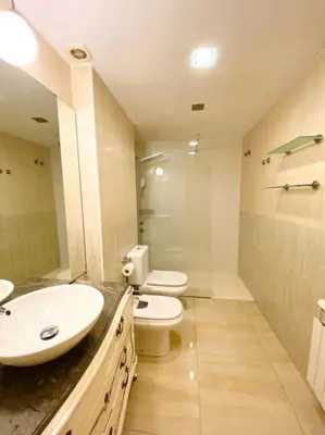 Un baño de Moderno Dúplex