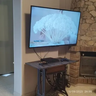 Una televisión o centro de entretenimiento en La Biznaga
