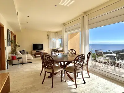 Una televisión o centro de entretenimiento en Espectaculares vistas al mar en chalet con piscina