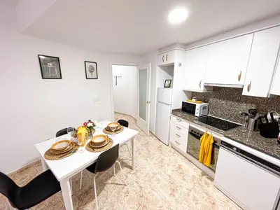 Una cocina o zona de cocina en Yellow Apartment Lloret
