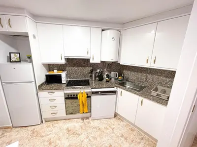 Una cocina o zona de cocina en Yellow Apartment Lloret