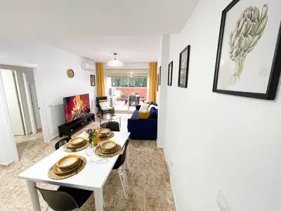 Una televisión o centro de entretenimiento en Yellow Apartment Lloret