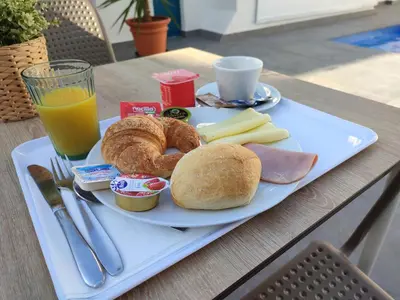 Comida en o cerca de este hotel