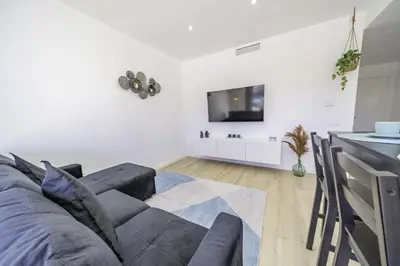Una televisión o centro de entretenimiento en HomeHolidaysRentals Kala - Costa Barcelona