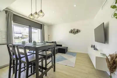 Una televisión o centro de entretenimiento en HomeHolidaysRentals Kala - Costa Barcelona
