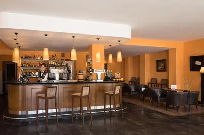 El salón o zona de bar de htop Caleta Palace #htopBliss