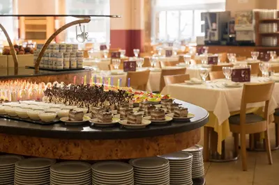 Comida en o cerca de este hotel