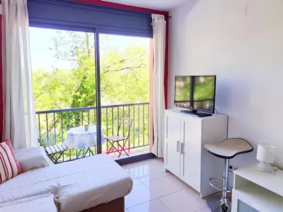 Una televisión o centro de entretenimiento en Apartamento en alquiler turístico en Girona ciudad