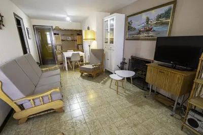 Una televisión o centro de entretenimiento en HomeholidayRentals Singular - Costa Barcelona