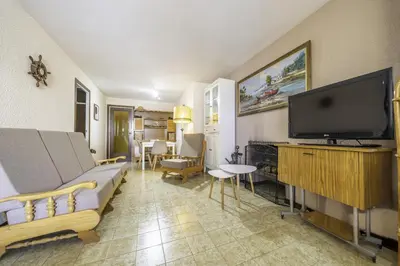 Una televisión o centro de entretenimiento en HomeholidayRentals Singular - Costa Barcelona