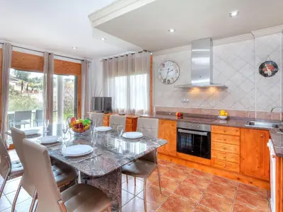 Una cocina o zona de cocina en Holiday Home Astral by Interhome