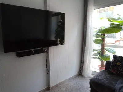 Una televisión o centro de entretenimiento en GARDEN'S SEA PiNEDA DE MAR