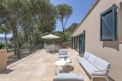Un balcón o terraza de La Vinya - Casa con parking y piscina