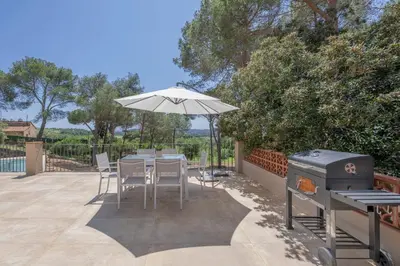 Un patio o zona al aire libre en La Vinya - Casa con parking y piscina